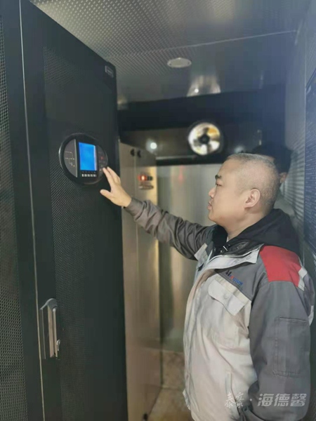泰豪·拉斯维加斯3499官网“大黄蜂”UPS电源车护航春冠赛2_副本.jpg 泰豪·拉斯维加斯3499官网“大黄蜂”UPS电源车护航春冠赛2_副本.jpg