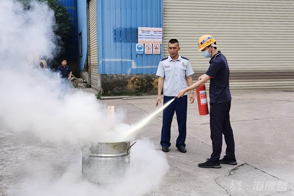 泰豪·拉斯维加斯3499官网2021年综合应急演练-进建使用消防器材.jpg 泰豪·拉斯维加斯3499官网2021年综合应急演练-进建使用消防器材.jpg